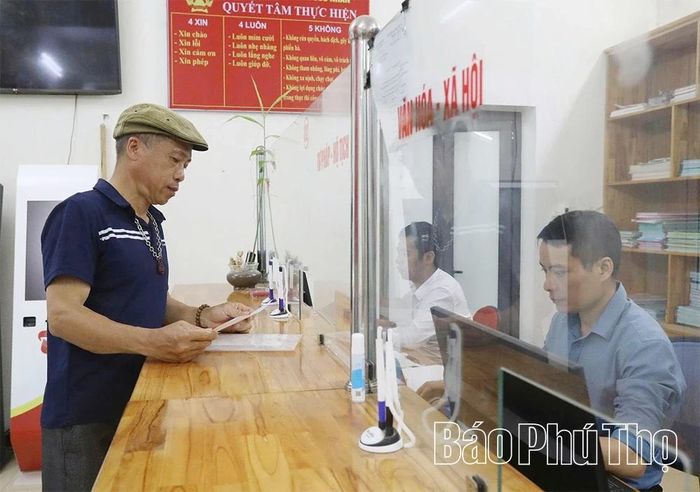 Cán bộ Trung tâm Phục vụ hành chính công xã Đức Nhàn tiếp nhận, xử lý nhanh chóng các thủ tục hành chính, góp phần nâng cao chất lượng phục vụ người dân và hiệu quả cải cách hành chính tại địa phương.