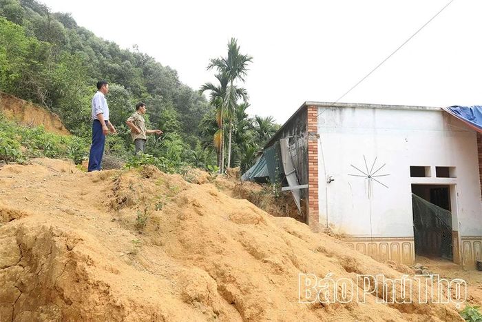 Chính quyền xã Hợp Kim vận động người dân di dời khỏi vùng nguy cơ sạt lở.