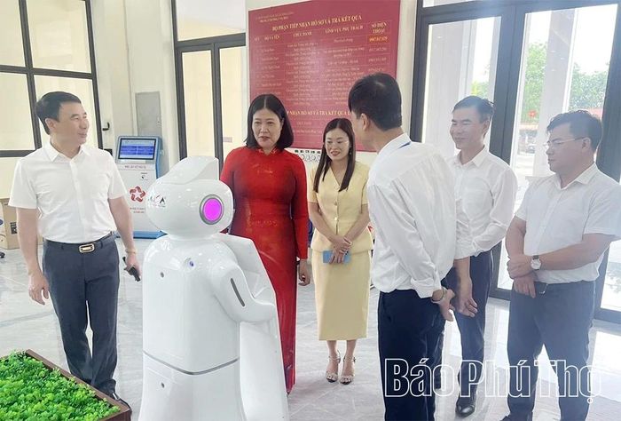 Lãnh đạo Ban Tuyên giáo và Dân vận Tỉnh ủy thăm mô hình Trợ lý ảo giúp Nhân dân khai thác thông tin khi đến làm các dịch vụ công tại xã Xuân Lãng.