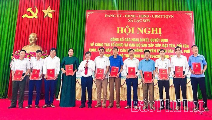 Lãnh đạo Đảng ủy xã Lạc Sơn trao quyết định thành lập mới các chi bộ sau sắp xếp.