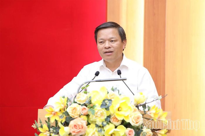 Đồng chí Phó Chủ tịch UBND tỉnh Phan Trọng Tấn phát biểu tham luận về công tác giải phóng mặt bằng thi công các dự án trọng điểm.