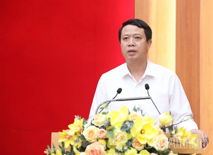 Đồng chí Trưởng Ban Tổ chức Tỉnh ủy Bùi Đình Thi phát biểu tại hội nghị.