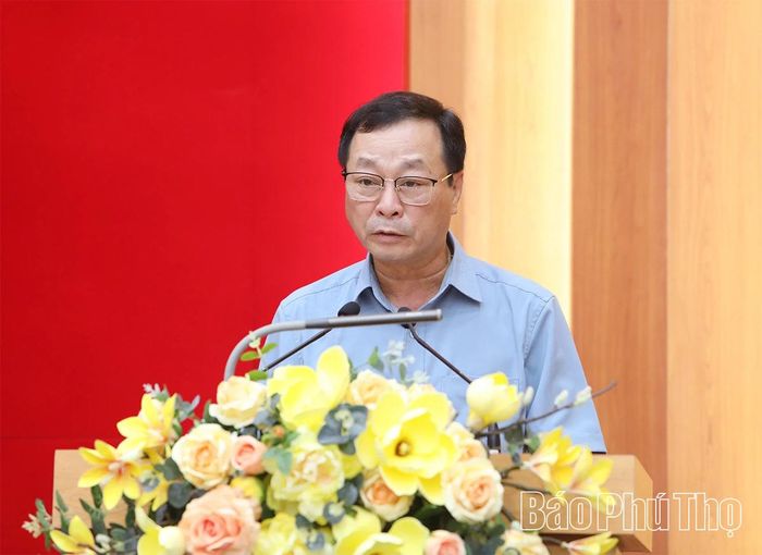 Đồng chí Phó Bí thư Thường trực Tỉnh ủy Bùi Văn Quang báo cáo kết quả tình hình thực hiện nhiệm vụ chính trị 6 tháng đầu năm.