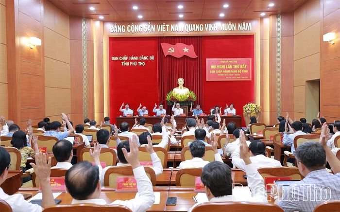 Các đại biểu biểu quyết thông qua các nghị quyết trình tại kỳ họp.