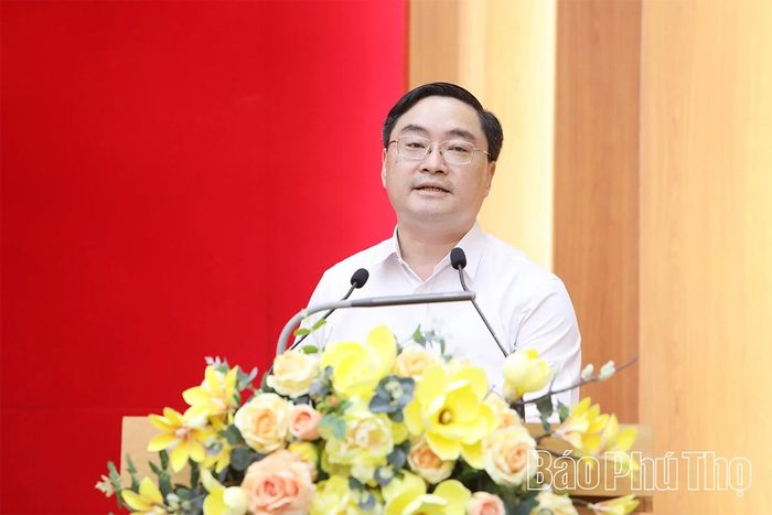 Đồng chí Trưởng Ban Nội chính Tỉnh ủy Quách Thế Ngọc phát biểu tham luận tại hội nghị.