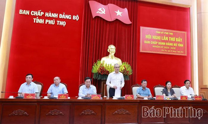 Các đồng chí Thường trực Tỉnh ủy chủ trì hội nghị.