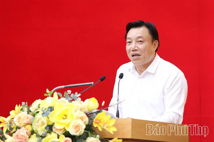 Đồng chí Phó Chủ tịch UBND tỉnh Nguyễn Huy Ngọc phát biểu tham luận tại hội nghị.