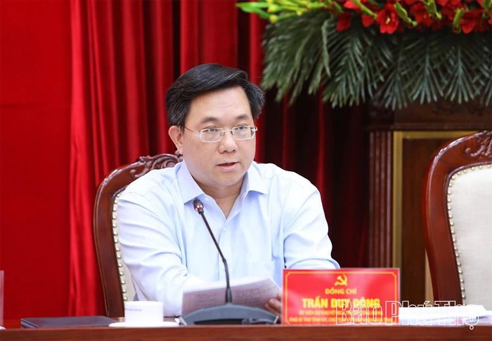 Đồng chí Chủ tịch UBND tỉnh Trần Duy Đông phát biểu tại hội nghị.