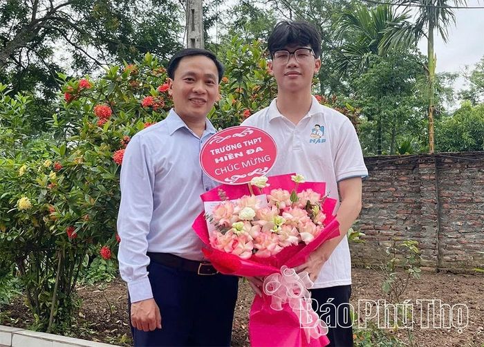 Em Trần Minh Phú, lớp 12A1, Trường THPT Hiền Đa - thủ khoa toàn tỉnh khối A00, á khoa toàn quốc khối A00.