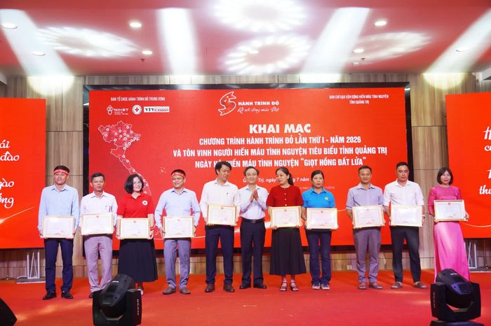 Đồng chí Phó Chủ tịch UBND tỉnh Hoàng Xuân Tân trao Bằng khen của Chủ tịch UBND tỉnh cho các cá nhân tiêu biểu - Ảnh: Nh.V