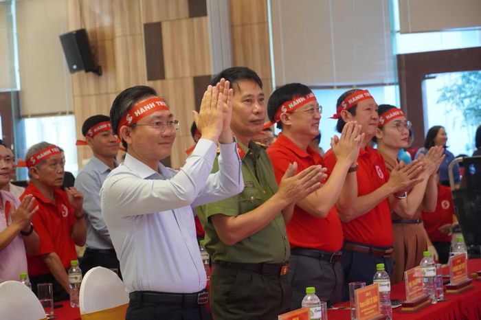 Các đại biểu hưởng ứng chương trình - Ảnh: Nh.V