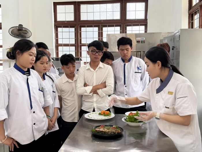 Việc liên kết với doanh nghiệp trong công tác đào tạo nghề mở ra cơ hội việc làm cho học viên sau tốt nghiệp - Ảnh: Nh.V