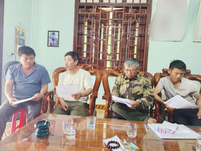 Những người dân tố cáo sai phạm của cán bộ thôn Bồng Lai 1, xã Bố Trạch trong việc thực hiện chính sách của Nhà nước - Ảnh: B.T