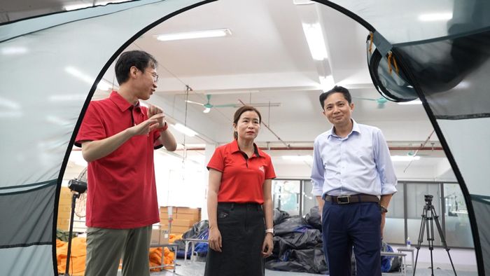 Công ty TNHH MTV dụng cụ du lịch Jinquan Việt Nam trao đổi với đại diện Ban quản lý Khu tinh tế tỉnh - Ảnh: N.T