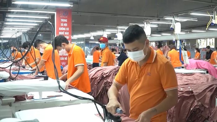 Công nhân làm việc tại Khu công nghiệp - Ảnh: N.T