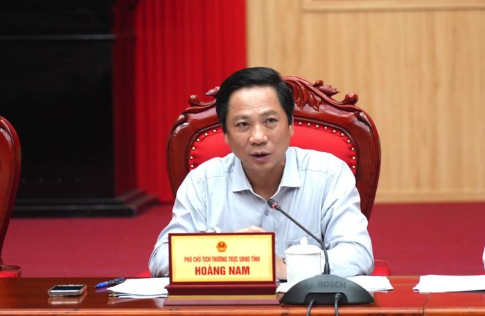 Đồng chí Hoàng Nam, Phó Chủ tịch Thường trực UBND tỉnh điều hành thảo luận tại phiên họp - Ảnh: T.Đ