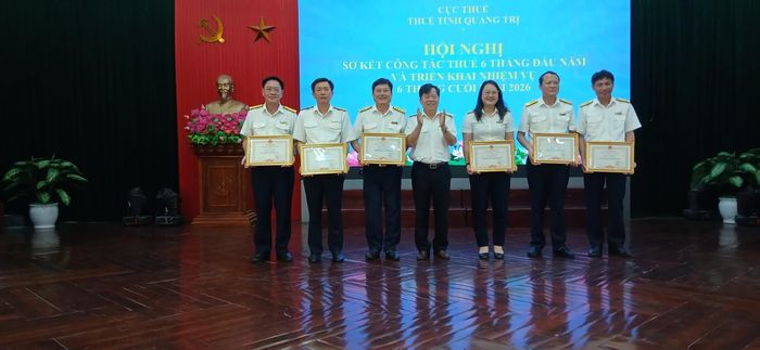 Trao bằng khen của Chủ tịch UBND tỉnh cho các cá nhân có thành tích xuất sắc trong công tác thuế năm 2025 - Ảnh: H.Đ