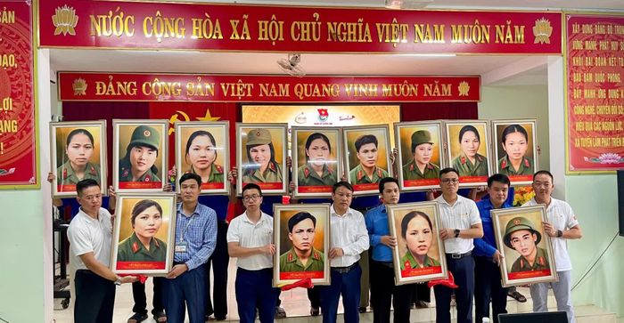 Ảnh phục dựng chân dung 13 liệt sĩ Trạm Thông tin A69 được trao tặng Khu di tích lịch sử Hang Lèn Hà - Ảnh: T.T