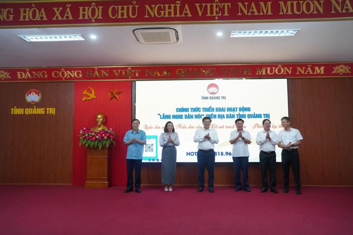 Đồng chí Trần Vũ Khiêm, Phó Bí thư Thường trực Tỉnh ủy, Trưởng đoàn đại biểu Quốc hội tỉnh và các đại biểu khai trương mô hình “Lắng nghe dân nói” - Ảnh: N.M