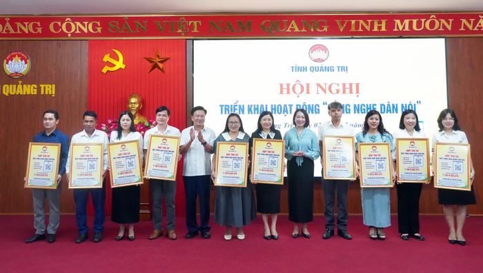 Ban Thường trực Ủy ban MTTQ Việt Nam tỉnh trao mã QR mô hình “Lắng nghe dân nói” cho các địa phương - Ảnh: N.M