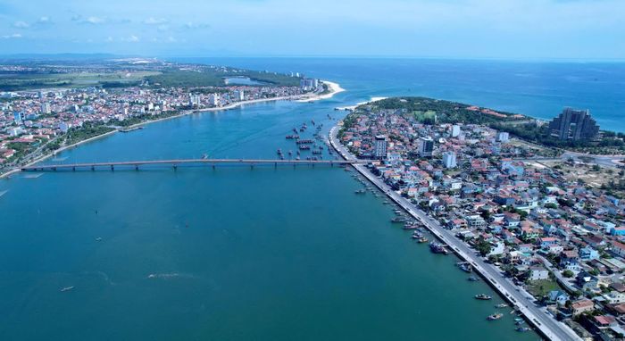 Bán đảo Bảo Ninh giữa ba bề sông nước - Ảnh: H.Tr