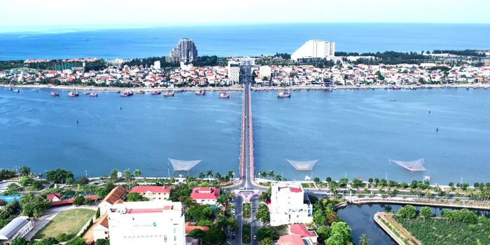 "Hòn ngọc" Bảo Ninh nhìn từ phía bên kia sông Nhật Lệ - Ảnh: H.Tr