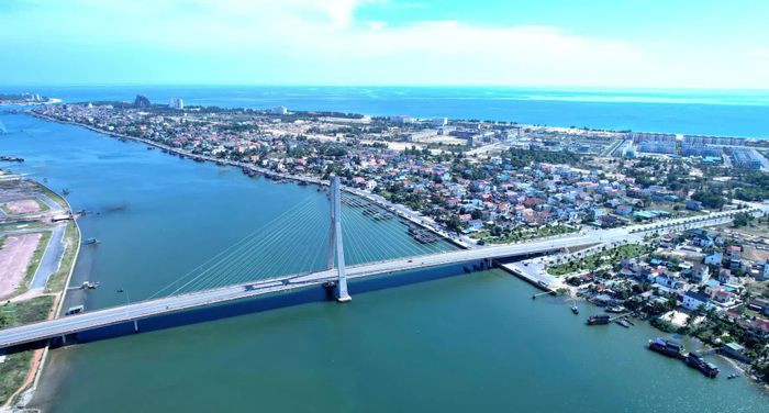 Những nhịp cầu nối đôi bờ Bảo Ninh với trung tâm tỉnh lỵ - Ảnh: H.Tr