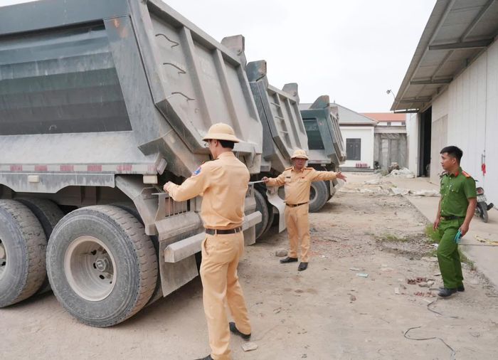 Lực lượng Cảnh sát giao thông, Công an tỉnh phối hợp với Công an xã kiểm tra, xử lý xe ô tô tải vi phạm kích thước thành thùng xe - Ảnh: B.T