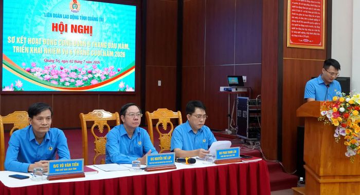 Các đồng chí lãnh đạo Liên đoàn Lao động tỉnh chủ trì hội nghị - Ảnh: H.Tr