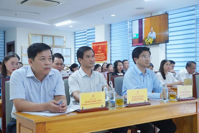 Các đồng chí lãnh đạo Ban TG, DV Tỉnh ủy dự hội nghị tại điểm cầu tỉnh Quảng Trị - Ảnh: H.L