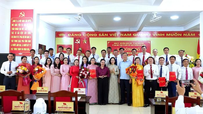 Đồng chí Phạm Thị Hân, Phó Chủ tịch Thường trực HĐND tỉnh chúc mừng đội ngũ cán bộ các tổ dân phố mới sau sáp nhập, kiện toàn - Ảnh: N.M