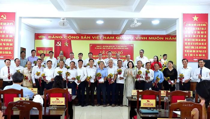Các đồng chí lãnh đạo phường Bắc Gianh chúc mừng đội ngũ cán bộ các tổ dân phố mới sau sáp nhập, kiện toàn - Ảnh: N.M