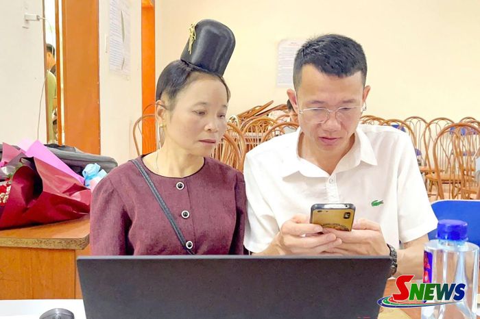 Cán bộ xã Muổi Nọi hướng dẫn đảng viên cài đặt ứng dụng "Sổ tay đảng viên điện tử".
