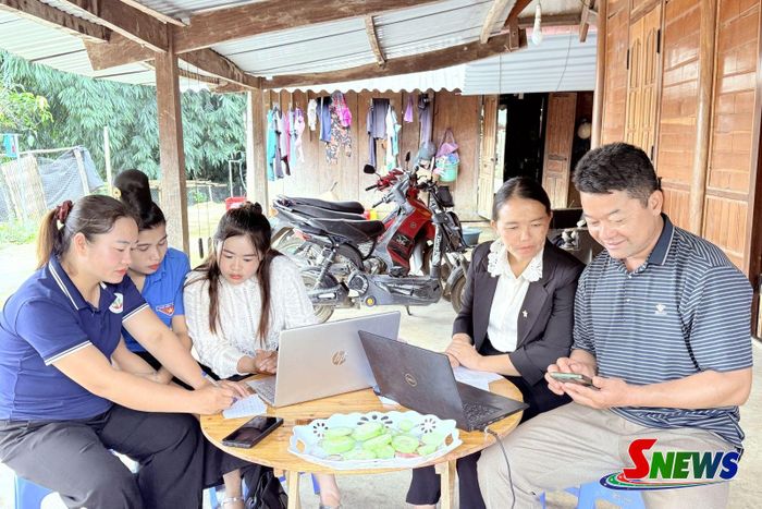 Cán bộ xã Bình Thuận hướng dẫn đảng viên Chi bộ bản Cổng Chặp kích hoạt, sử dụng sổ tay "Đảng viên điện tử".
