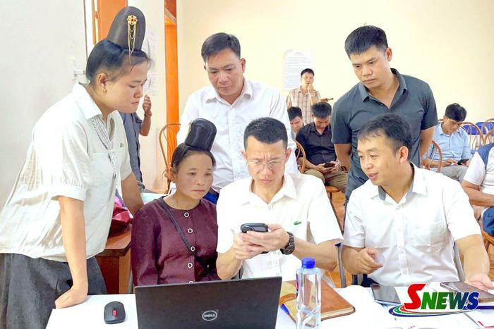 Cán bộ xã Muổi Nọi hướng dẫn đảng viên cài đặt ứng dụng "Sổ tay đảng viên điện tử".