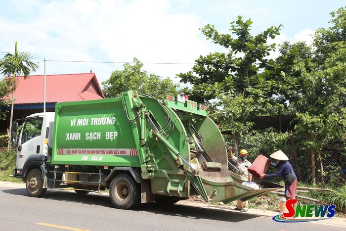 Công ty Cổ phần Môi trường và Dịch vụ đô thị Sơn La - Chi nhánh Yên Châu thu gom rác thải sinh hoạt dọc quốc lộ 6.