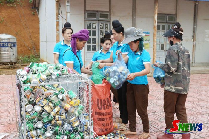 Phụ nữ xã Yên Châu vận động hội viên phân loại, thu gom rác thải tái chế tại nguồn.