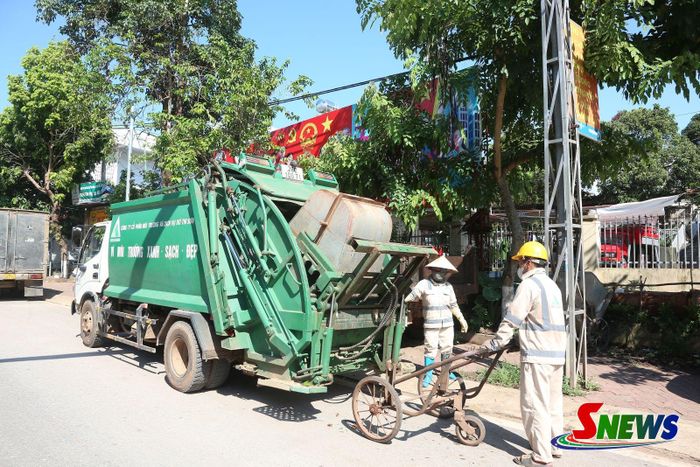 Công nhân Công ty cổ phần Môi trường và Dịch vụ đô thị Sơn La - Chi nhánh Yên Châu thu gom rác thải sinh hoạt khu vực đô thị.