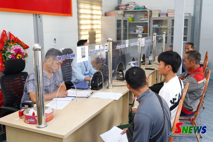 Giải quyết thủ tục hành chính cho nhân dân tại Trung tâm Phục vụ hành chính công xã Mường Bám.