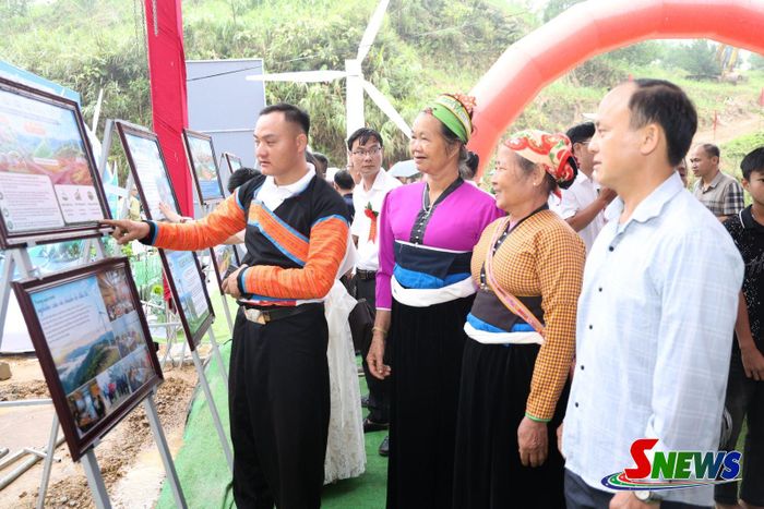 Nhân dân xã Mường Cơi và xã Phù Yên tham quan khu trưng bày ảnh, giới thiệu về Dự án Nhà máy điện gió Risen Phù Yên.