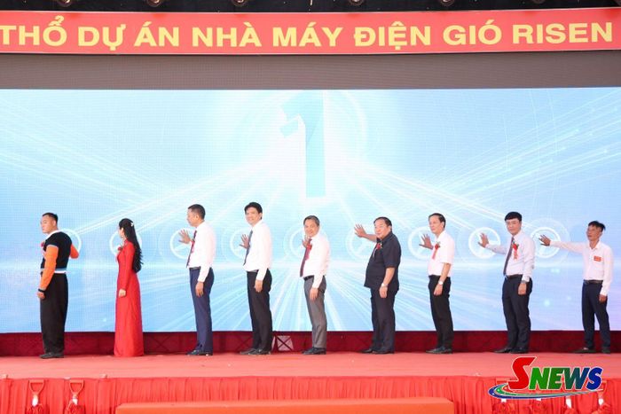 Các đại biểu thực hiện nghi thức lễ động thổ Dự án điện gió Risen Phù Yên.Ảnh: PV