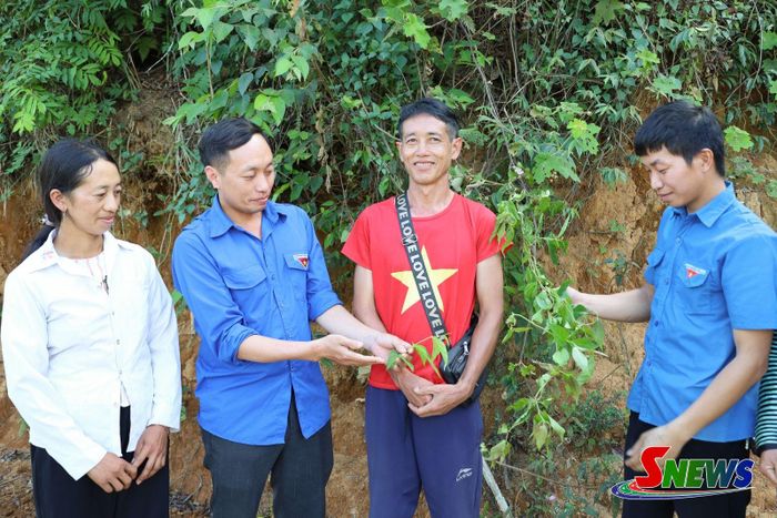 Đoàn viên, thanh niên xã Chiềng Hoa tuyên truyền về phòng, chống tác hại của cây lá ngón cho nhân dân.