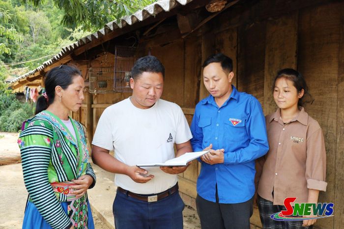 Cán bộ Đoàn xã Chiềng Hoa tuyên truyền pháp luật cho nhân dân bản Lọng Bó.