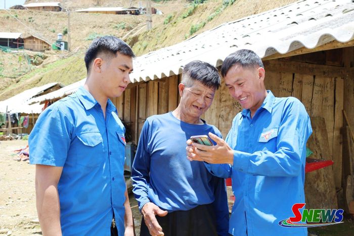 Đoàn viên, thanh niên xã Chiềng Hoa tuyên truyền pháp luật cho người dân bản Co Sủ Dưới.