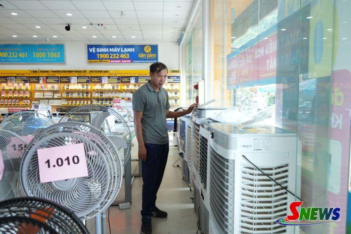 Người dân lựa chọn các sản phẩm quạt điều hòa.