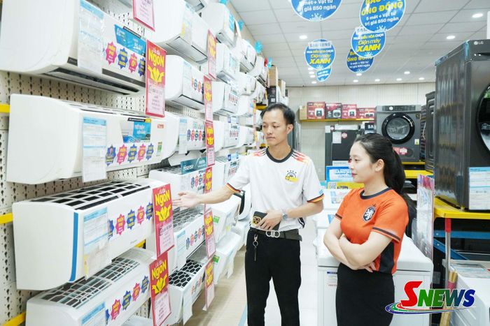 Người dân phường Mộc Châu lựa chọn thiết bị điều hòa nhiệt độ.