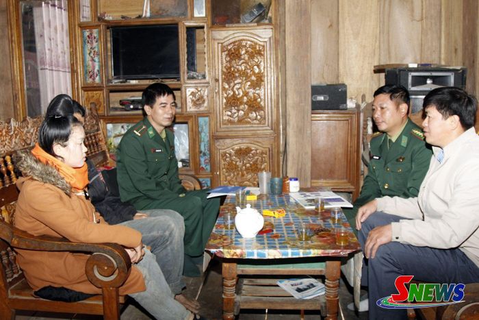 Cán bộ Đồn Biên phòng Nậm Lạnh tuyên truyền phòng, chống mua bán người cho người dân xã Púng Bánh. Ảnh: PV