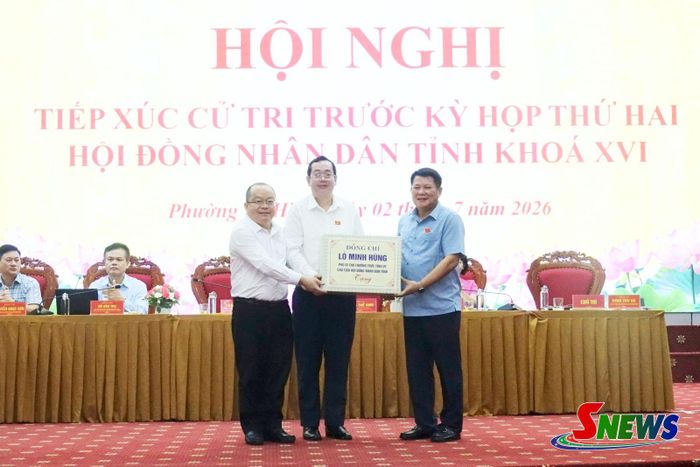 Đồng chí Lò Minh Hùng tặng quà phường Tô Hiệu.