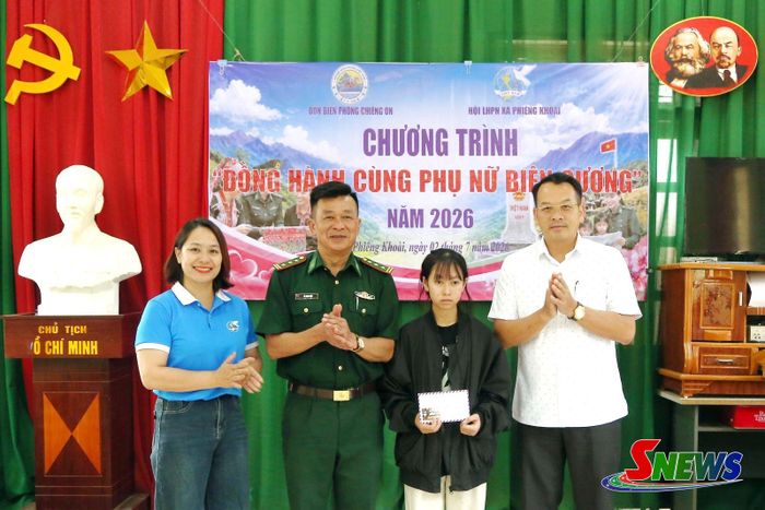 Trao tặng quà cho cho học sinh có hoàn cảnh khó khăn, được Đồn Biên phòng Chiềng On nhận đỡ đầu theo Dự án "Cán bộ, chiến sĩ Quân đội nâng bước em tới trường".