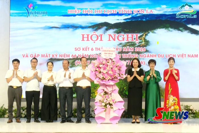Lãnh đạo Sở Văn hóa, Thể thao và Du lịch tỉnh tặng hoa chúc mừng Hiệp hội Du lịch tỉnh.
